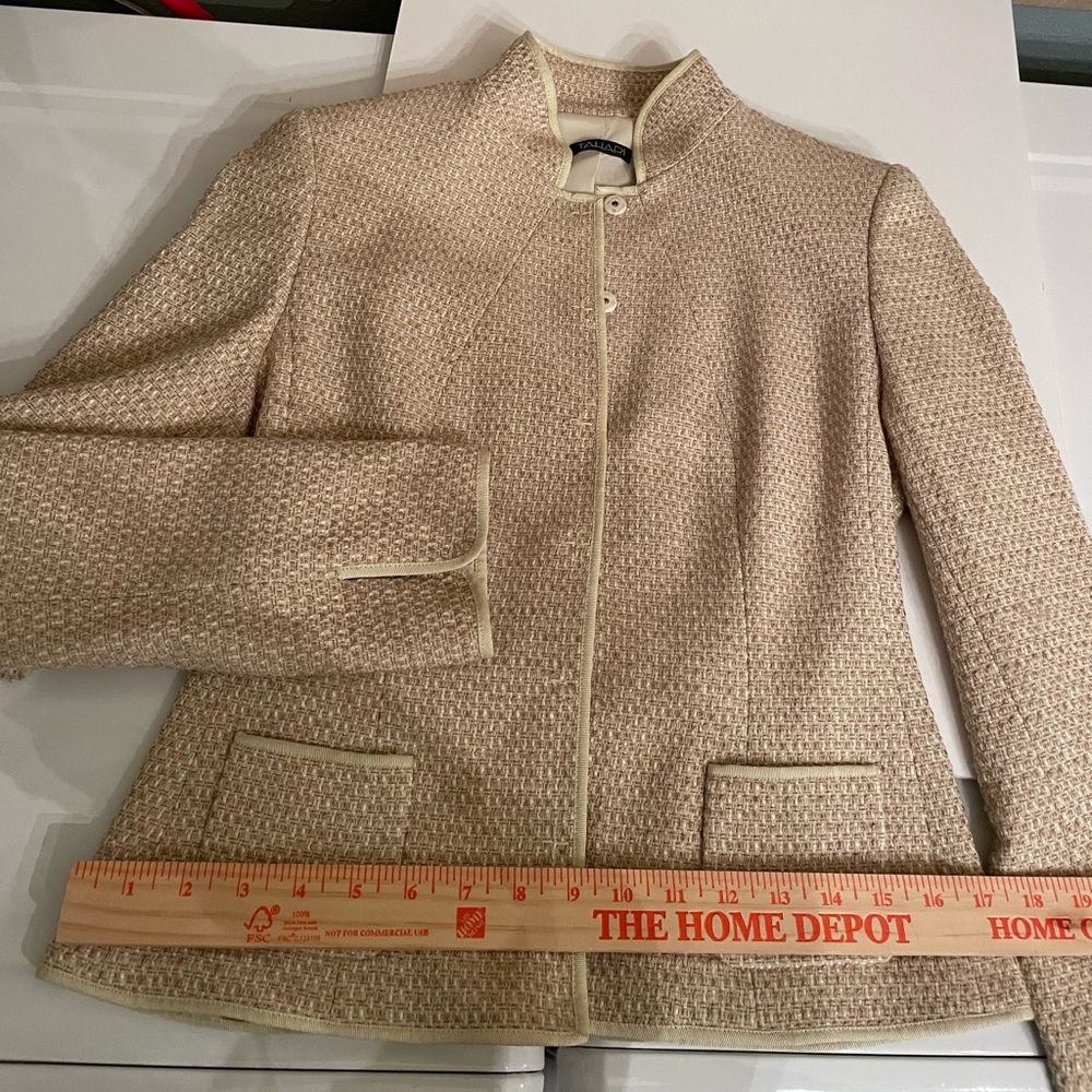 TAHARI woven cotton and acrylic jacket.